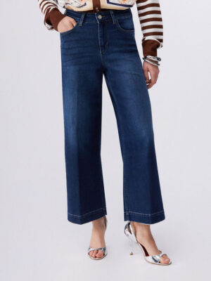 Vaqueros acampanados con strass