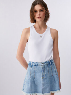 Top con logotipo pequeño